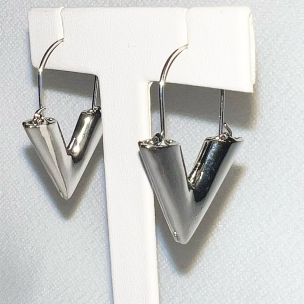 ESSENTIAL SILVER V HOOPS Minimalist Style Earrings